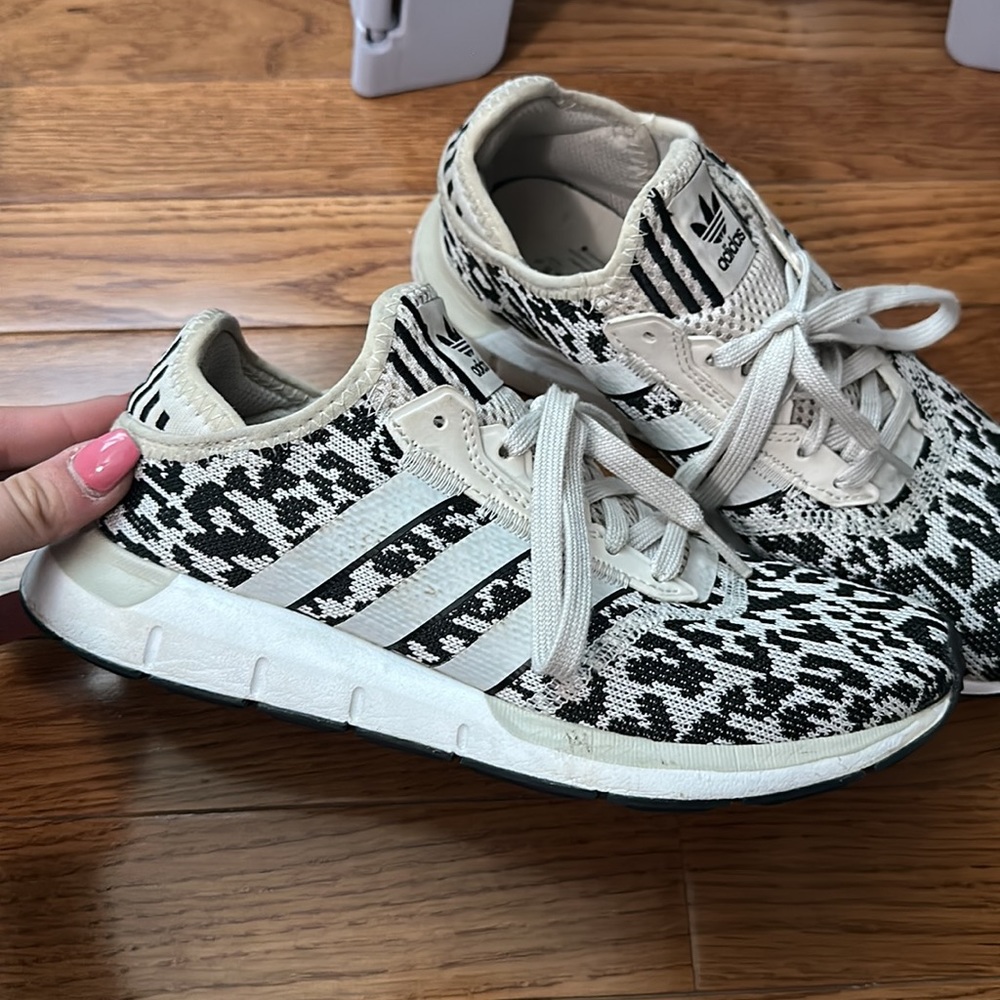 Super cute adidas shoes.6.5 - Picture 3 of 9